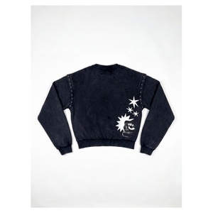 Sudadera negra gruesa con estampado gráfico de Bornraees y detalles de hombros con tachuelas para un estilo urbano atrevido. - Product Image 4