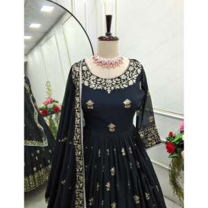 Vestido de Fiesta Hecho a Mano con Corte en A, Estampado Floral Bordado, Cintura Imperio, Pantalón y Dupatta con Trabajo de Lentejuelas - Product Image 4