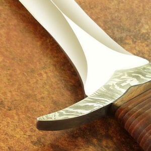 Cuchillo Bowie de Caza Hecho a Mano de Acero D2 con Mango de Cuerno de Ciervo, Hoja Fija Plateada y Guarda Decorativa para Camping y Caza al Aire Libre - Product Image 6