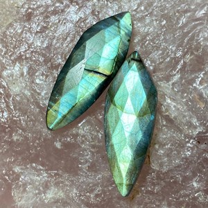 Piedra preciosa facetada de labradorita con corte marquesa, fuego azul en ambos lados, corte a cuadros, piedra suelta natural tipo cabujón para fabricación de joyas. - Product Image 5