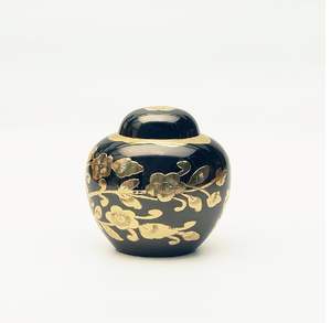 Urna blanca hecha a mano con intrincados diseños de hojas plateadas. Un tributo tranquilo y clásico, disponible a precios de mayorista. - Product Image 6