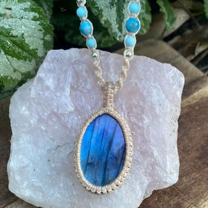 Collier pendentif papillon en macramé fait main, plaqué or 14 carats, minimaliste bouddhiste, quartz, cordon ciré réglable, cadeau bijou - Product Image 1