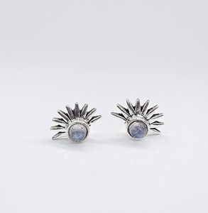 Boucles d'oreilles clous artisanales en pierre de lune bleue feu ronde, argent oxydé 925, design soleil éclatant, fabricant de bijoux - Product Image 2