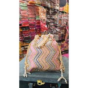 Bolsitas indias vibrantes bordadas con diseño en zig-zag, con asa de perlas y detalles de borlas, ideales para regalos de boda o Eid. - Product Image 1