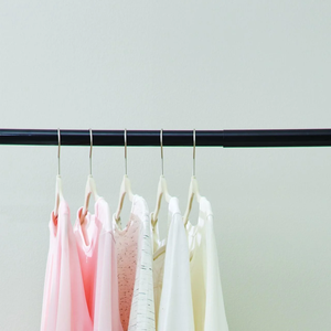 Home Richfull 33-60" Porte-manteau sur pied multifonctionnel réglable en bois de style européen avec tringle à vêtements et casquettes, noir, pour chambre et salon - Product Image 1