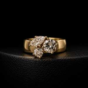 Anillo de compromiso y aniversario de boda de oro amarillo de 9K para mujer con tres diamantes cultivados en laboratorio y corte brillante redondo - Product Image 3