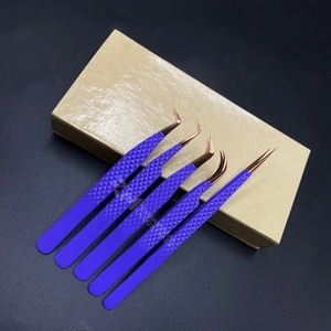 Pinzas para extensión de pestañas con punta de plasma en oro rosa y mango con recubrimiento de polvo morado, de acero inoxidable y empaquetadas en caja de cartón. - Product Image 6