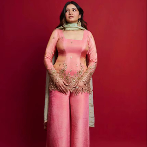 Tenue ethnique traditionnelle haut de gamme pour femme, très tendance, idéale pour les fêtes, avec un haut élégant en soie sergé dorée, un pantalon palazzo et un dupatta, pour les festivals - Product Image 1