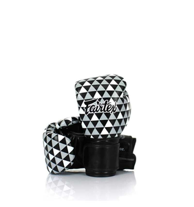 นวมชกมวยหนังลายพิมพ์บลูไดมอนด์ Fairtex ขนาด 12 ออนซ์ แบบรัดสายรัดข้อมือ สำหรับฝึกซ้อมและต่อยมวยสำหรับผู้ใหญ่ - Product Image 2