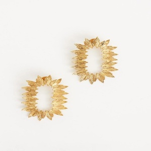 Boucles d'oreilles créoles tendance en laiton plaqué or 18 carats, étanches, pour femme, idéales pour les fêtes, vente en gros - Product Image 5