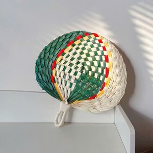 Éventail tissé à la main en feuilles de palmier, motif traditionnel vert rouge jaune, artisanat en bambou naturel, décoration d'intérieur - Product Image 1