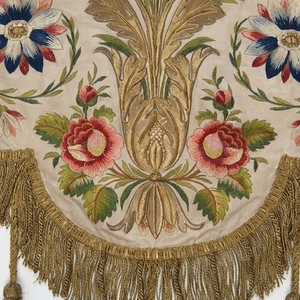 Vestimenta Litúrgica Bordada a Mano con Flores de Primera Calidad, Hilo Metálico Dorado, Zardozi, Satén, Cubierta de Altar para Iglesia - Product Image 4