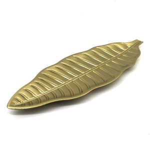 Plateau de service décoratif en aluminium en forme de feuille avec un design unique pour les célébrations d'anniversaire et la décoration d'événements - Product Image 2