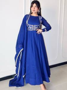 Robe longue de soirée bleu roi en soie romaine Chanderi, avec veste en dentelle brodée de sequins, protection solaire - Product Image 2