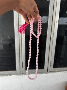 Collar Mala de Cuarzo Rosa Pulido con Cuentas, 108 Cuentas de Cristal Rosa con Borla para Meditación, Yoga, Feng Shui, RAIS AGATE Gujarat - Product Image 1