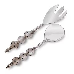 Ensemble de couverts modernes en métal avec manches en résine colorée, finition miroir haute brillance, passe au lave-vaisselle, idéal pour les occasions festives. - Product Image 4