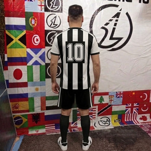 Ensemble d'uniformes de football personnalisés pour hommes, rayés noir et blanc - Maillot, short et chaussettes de sport - Product Image 6