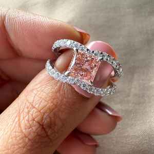 Anillo de compromiso y promesa de plata 925 con moissanita rosa de corte princesa, diseño creativo y elegante, de doble banda, para mujer. - Product Image 1