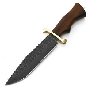 Couteau d'extérieur artisanal en acier forgé à la main, lame festonnée, manche en bois, garde en laiton, étui en cuir - Product Image 5