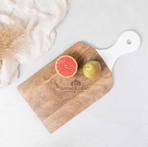 Planche de service moderne en bois avec poignée en résine noire, planche à fromage en bois de manguier, planche à charcuterie, plateau de service de cuisine - Product Image 1