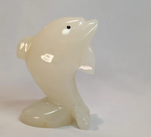 Figurine de dauphin en onyx blanc gravée à la main, élégante décoration d'intérieur inspirée de l'océan, objet de collection, cadeau - Product Image 1