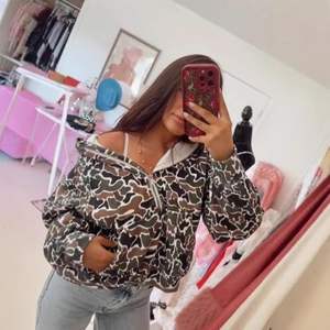 Sudadera con capucha de forro polar para mujer, estilo urbano de invierno, con lavado ácido, hombros caídos, cremallera y corte crop, personalizable frontalmente, OEM - Product Image 3