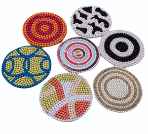 Sous-verres perlés bohèmes multicolores de créateur, sets de table artistiques, sous-verres à cocktail perlés, sous-verres brodés de perles de rocaille - Product Image 1