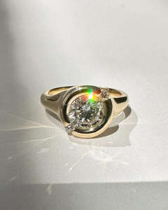 Anillo Espiral Moderno de Oro Amarillo de 14K/18K con Diamantes Redondos, Anillo de Compromiso con Diamantes Laterales, Joyería Minimalista de Lujo para Mujer - Product Image 1