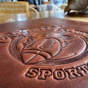 ที่ใส่เมนูหนังแท้คุณภาพสูง พับได้ ทนทาน พร้อมระบบป้องกัน สำหรับร้านอาหาร คาเฟ่ โรงแรม รุ่น LMC-0170 - Product Image 4