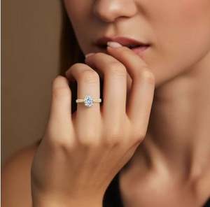 Anillo Solitario de Moissanita con Corte Ovalado, Plata de Ley Chapada en Oro, Engaste de Garras, Elegante Anillo de Promesa para Boda, Aniversario o Fiesta - Product Image 4