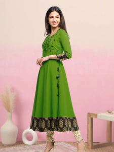 Kurta Anarkali estilo Angrakha para mujer, de algodón verde con textura slub, bordada, con cuello mandarín y mangas tres cuartos, para uso global. - Product Image 2