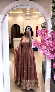 ชุดเดรส Anarkali ทรงบานประดับลายปักไหมแบบ Crunchy Silk พร้อมกางเกงผ้าไหมเข้าชุด ผ้าคลุมไหล่ขอบลูกไม้ พร้อมสวมใส่ (HHI 547) - Product Image 2