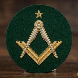 Servicio de Fabricación de Insignias Masónicas Personalizadas Hechas a Mano con Hilo de Oro, Compás Cuadrado, Luna y Escudo Bordado en Oro - Product Image 6
