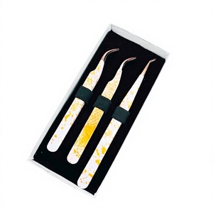 Pince à cils blanche et orange avec revêtement en poudre, pointe en or rose plasma, courbée et à 45 degrés / Coffret de rangement en carton - Product Image 1