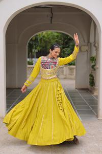Top Romano Bordado con Diseño Kutchi Gamthi y Lehenga con Encaje Gotal Patti, Listo para Usar, Colección Especial Navratri - Product Image 3