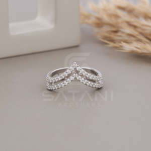 Anillo Chevron Doble V de Oro Sólido de 18K para Mujer, Minimalista, Apilable, con Logotipo Personalizado - Product Image 3