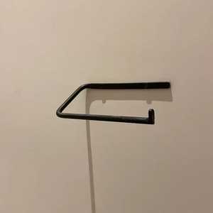 Porte-rouleau de papier toilette autoportant noir mat avec support vertical pour papier hygiénique et rangement pour salle de bain - Product Image 2