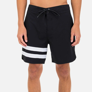Short de bain noir pour homme avec bandes latérales blanches, taille élastiquée, séchage rapide, taille mi-haute, en tissu tissé - Product Image 1