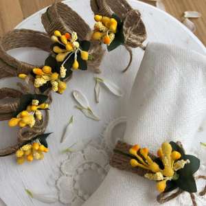 Anneau de serviette en rotin élégant avec accent de fleur jaune pour la décoration de table rustique bohème et la mise en scène de table de fête Vente en gros en provenance d'Inde - Product Image 5