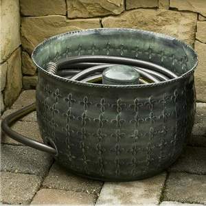 Pot de rangement pour tuyau d'arrosage en bronze foncé gaufré avec poteau central, organisateur décoratif de tuyaux d'eau extérieur - Product Image 1