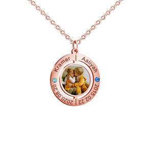 Colgante de oro rosa con piedras preciosas azules, nombres y fechas personalizados, regalo para mujer, colgante redondo delicado y moderno - Product Image 1