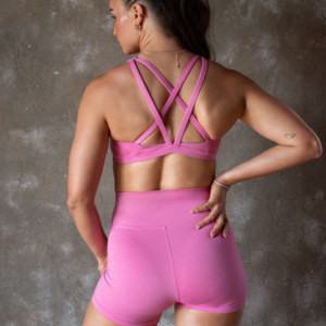 Conjunto de yoga rosa para mujer, pantalones cortos de cintura alta para entrenamiento, sujetador deportivo, ropa deportiva, pantalones cortos de fitness sin costuras para mujer y conjunto de sujetador deportivo para gimnasio. - Product Image 3