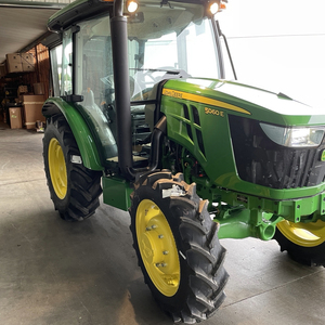 Tractor Agrícola Multifuncional John Deere 5060E Premium de 60hp en Stock, con Rodamientos, Motor, Bomba de Engranajes y Caja de Cambios - Product Image 1