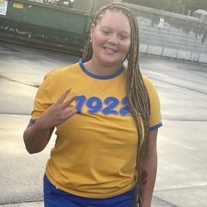 Camiseta Sigma Gamma Rho 1922 con Ribete Dorado y Azul, Manga Corta, Algodón Suave, Estilo Casual para Uso Diario, Corte Premium - Product Image 2