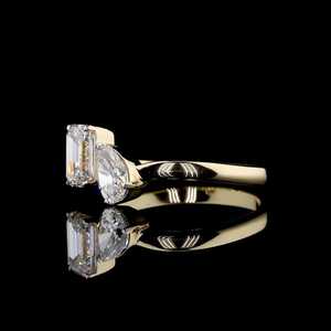 Elegante Anillo Toi Et Moi con Moissanita Corte Esmeralda y Corte Pera en Oro Amarillo de 14K |   Anillo de Compromiso con Dos Piedras, Joyería Fina de Lujo Moderna - Product Image 5