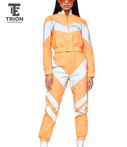 Conjunto Deportivo Premium para Mujer, Chaqueta y Pantalones Cortavientos, Diseño Ligero y Cómodo - Product Image 1