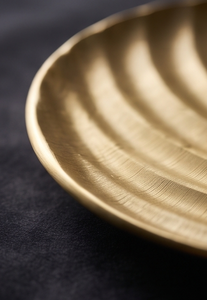 Plateau doré contemporain minimaliste, texture sculpturale, objet d'art pour la cuisine et la salle à manger - Product Image 3