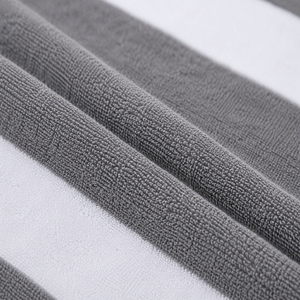 Serviette de plage classique à rayures, bicolore, pour piscine, imprimée sur mesure, textile d'été, surface douce au toucher, grande taille, design élégant - Product Image 4