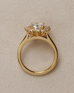 Bague de fiançailles ovale en diamant de laboratoire avec halo, certifiée IGI, en or 18 carats, sertissage cathédrale, pour demande en mariage, tendance, en promotion, D Gleam - Product Image 3