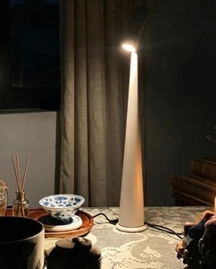 Lámpara de Mesa Cónica de Cerámica Minimalista, Iluminación Geométrica de Escritorio, Decoración Moderna para el Hogar, Luz de Acento para Sala de Estar Interior - Product Image 3